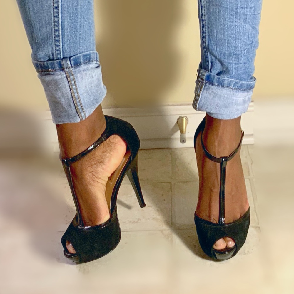 STEVE MADDEN Strappy Black Pumps